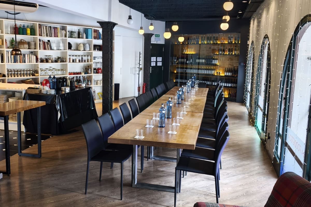 Sala para reuniones de empresa con montaje mesa imperial Sala para reuniones de empresa con montaje mesa imperial