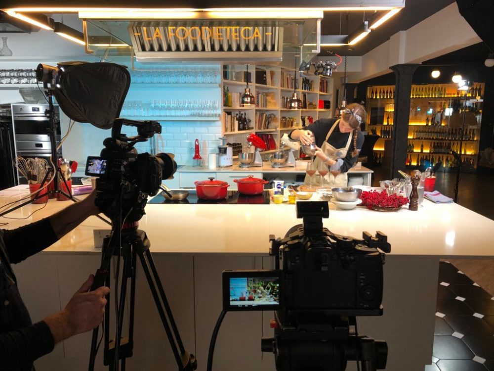 Alquiler para rodaje video receta Barcelona, plano frontal cocina