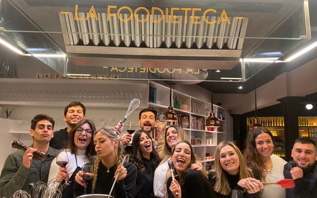 Grupo de amigos disfrutando de una experiencia de cocina en Barcelona