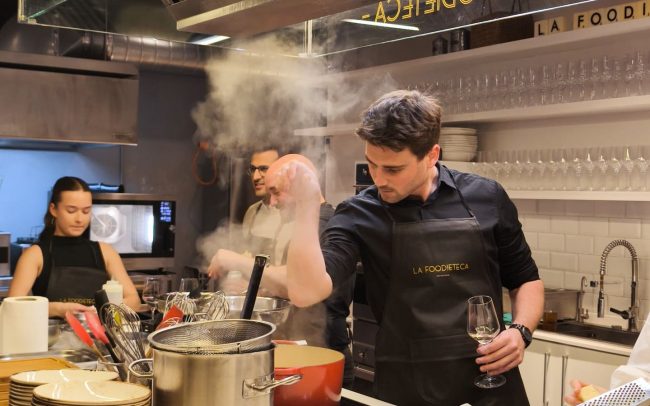 Cocina en grupo para celebrar un cumpleaños diferente en Barcelona
