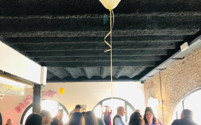 Celebración de cumpleaños en taller gastronómico en Barcelona