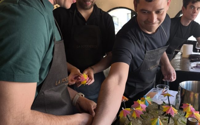 Cumpleaños en grupo cocinando y disfrutando de la experiencia