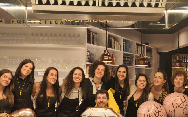 Actividad para despedida de soltero en Barcelona con cocina y grupo
