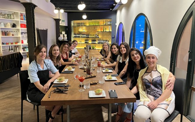 Actividad para despedida de soltera en Barcelona con cocina y grupo
