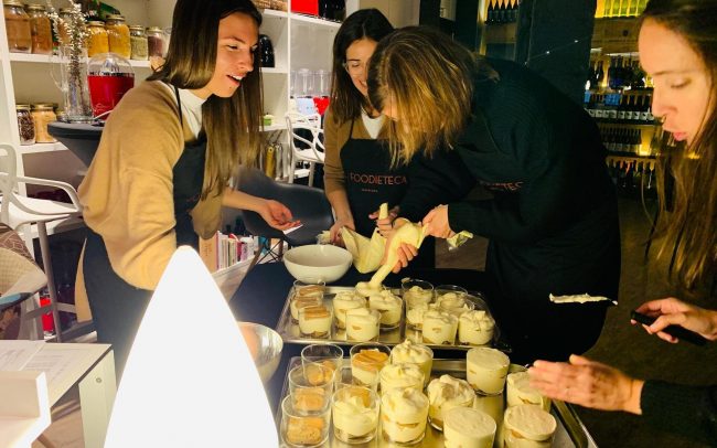 Grupo cocinando dulces en un taller de postres en Barcelona
