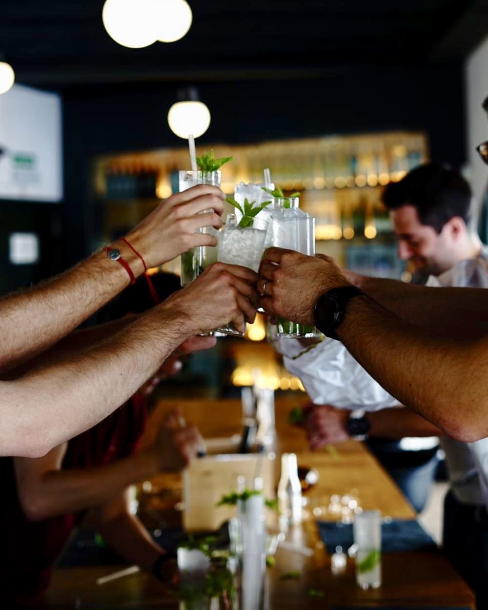 Grupo brindando durante taller de cocktails en Barcelona