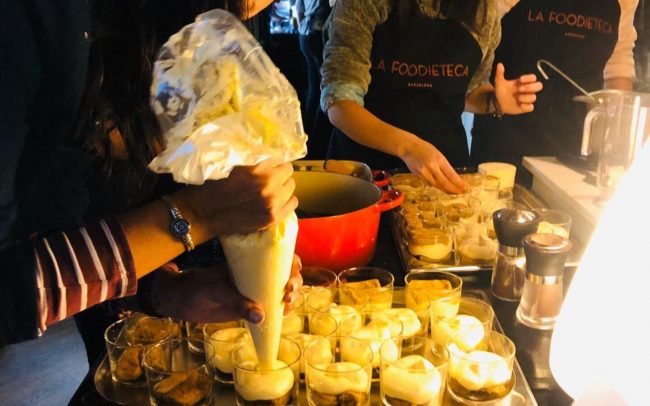 Personas aprendiendo pastelería en un curso práctico en Barcelona