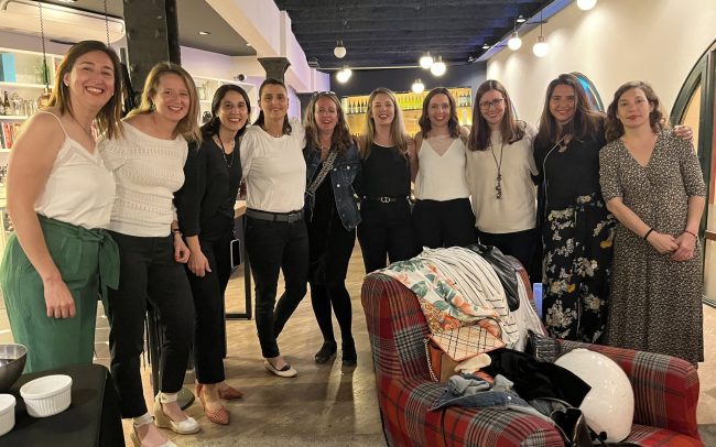 Amigas disfrutando de una despedida de soltera cocinando juntas