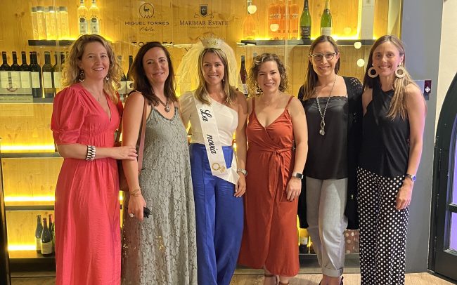 Celebración de despedida de soltera con taller de cocina en grupo