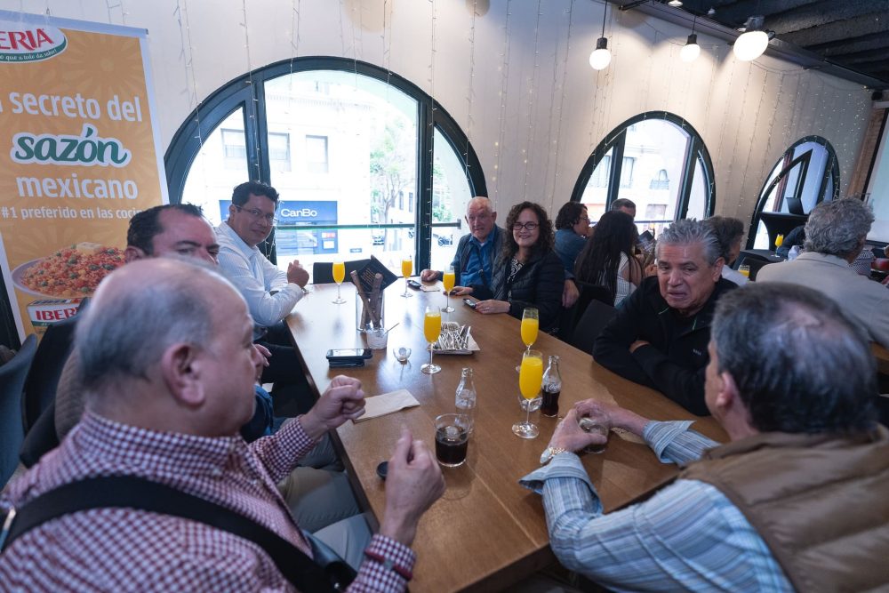 Networking durante evento corporativo de Flora Food Group en Barcelona