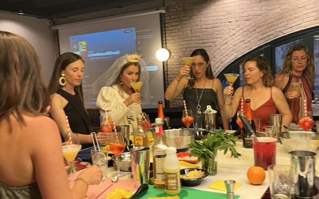 Momento de brindis con cocktails en una despedida de soltera con experiencia en Foodieteca