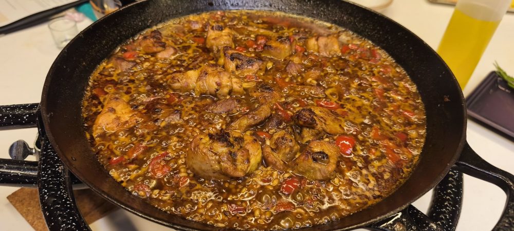 Meat paella prepared during the workshop in La Foodieteca