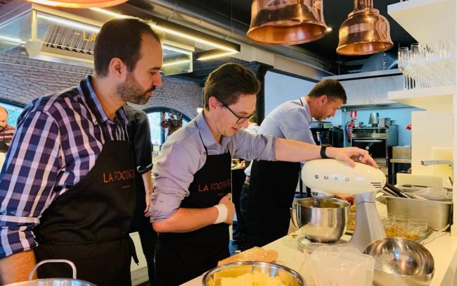 Taller de repostería en Barcelona con grupo disfrutando de la experiencia