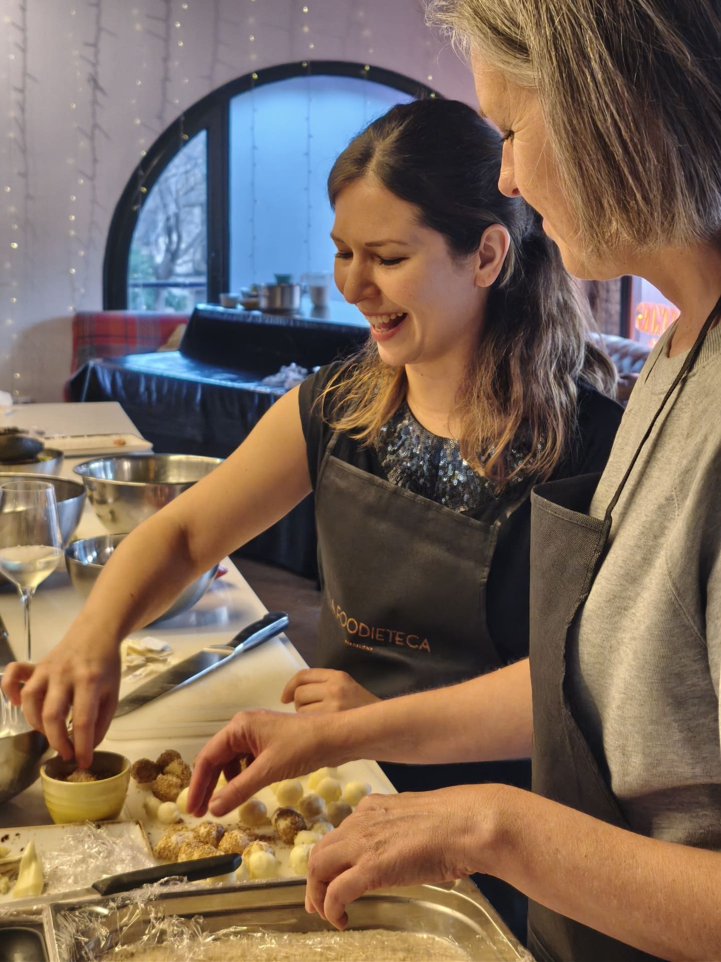 Taller de pastelería en Barcelona con grupo cocinando recetas dulces