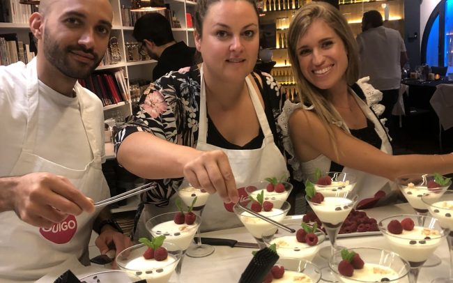 Grupo participando en un curso de pastelería en Barcelona preparando postres