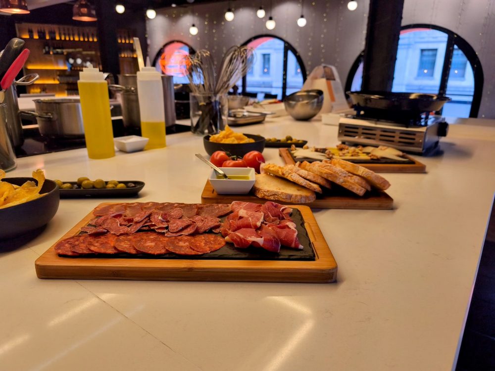 Traditional Spanish tapas as a warm welcome in La Foodieteca cooking class