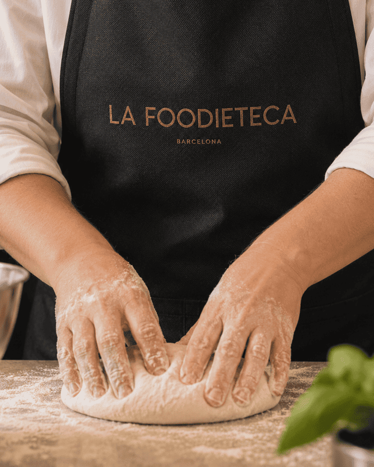 Taller de pizza en Barcelona con elaboración práctica de pizza artesanal en La Foodieteca