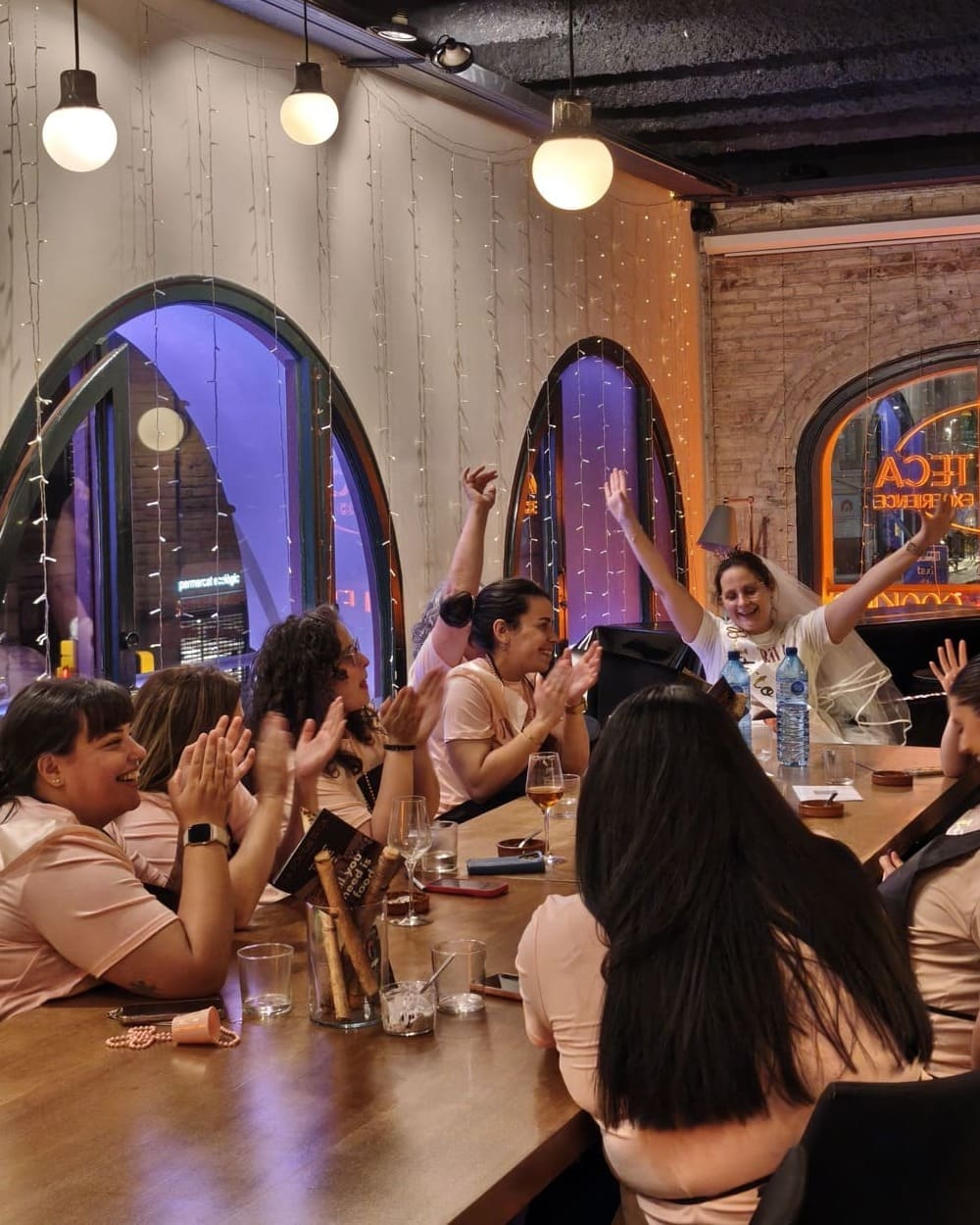 Grupo celebrando una despedida de soltera con taller de cocina en Barcelona