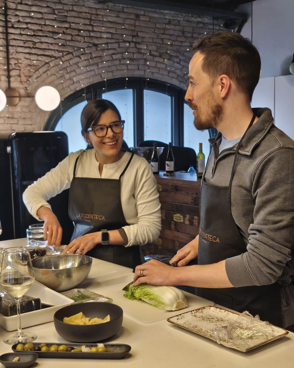 Cocinando en grupo en el taller de cocina vegetariana de La Foodieteca Barcelona
