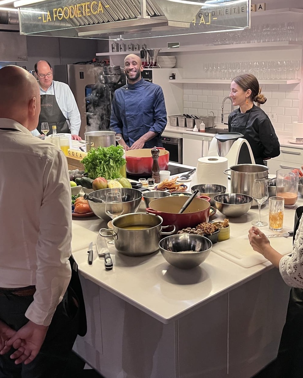 Team building showcooking para empresas en La Foodieteca Barcelona